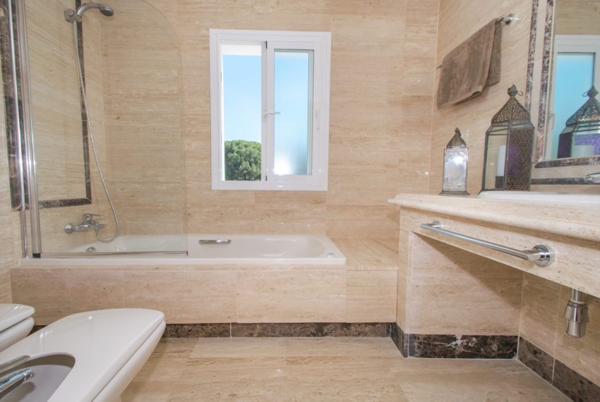elegant-nye-lejligheder-marbella-bathroom