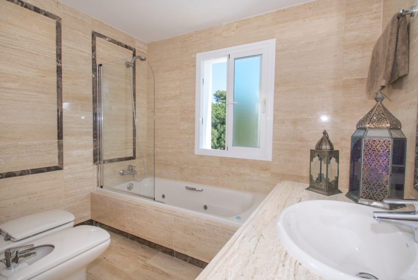 elegant-nye-lejligheder-marbella-bathroom1