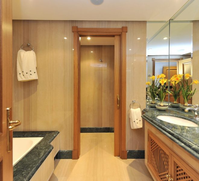 luksus-first-line-strand-lejligheder-los-monteros-bathroom