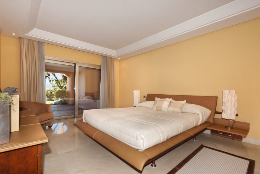 luksus-first-line-strand-lejligheder-los-monteros-bedroom