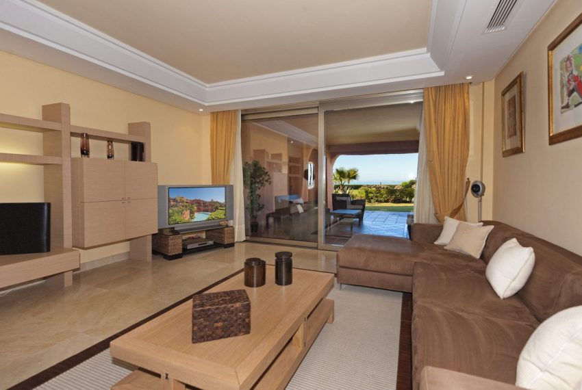 luksus-first-line-strand-lejligheder-los-monteros-livingroom1