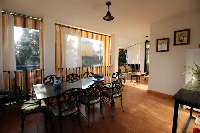 Beachside-villa-Las-Chapas-diningroom3