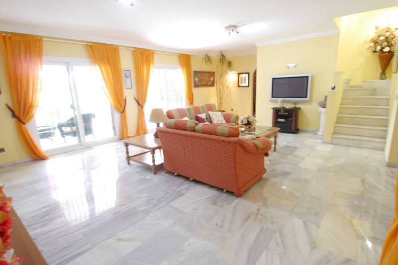 Fabelagtig-villa-til-salg-El-Rosario-livingroom