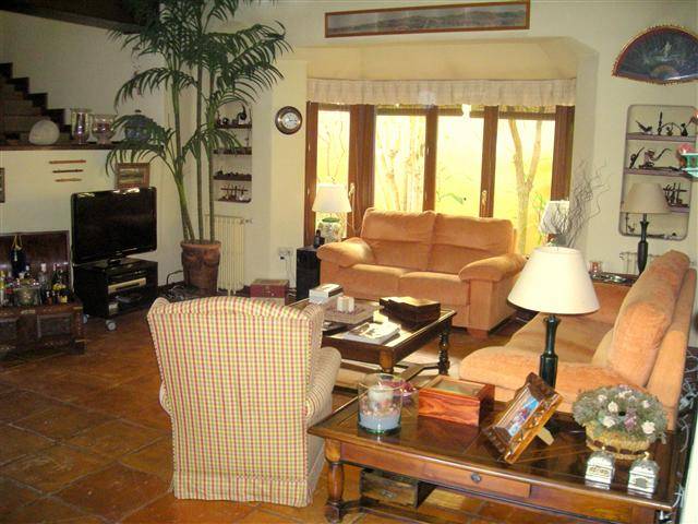 Fritliggende-villa-til-salg-marbesa-livingroom