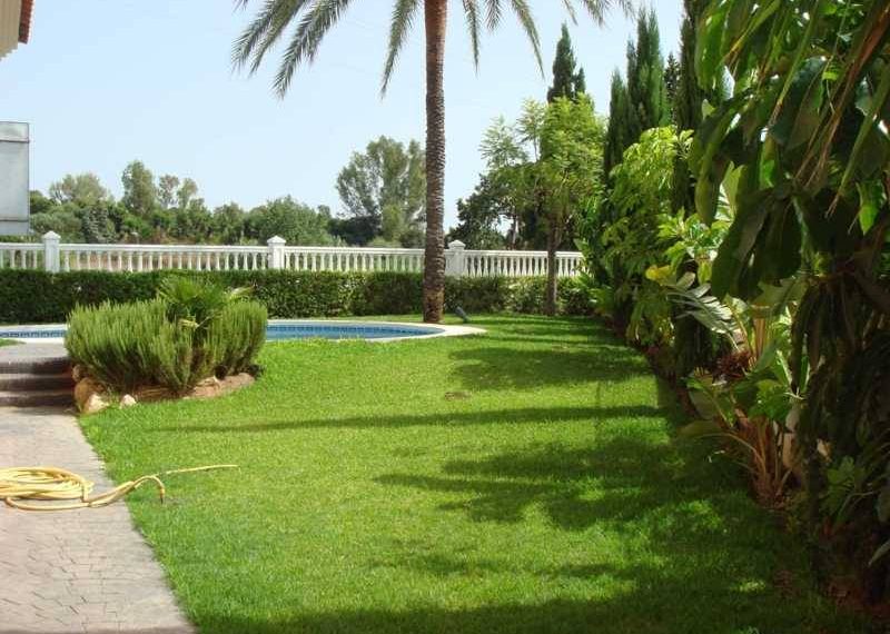 Luksus-frontline-golf-Villa-Marbella-garden