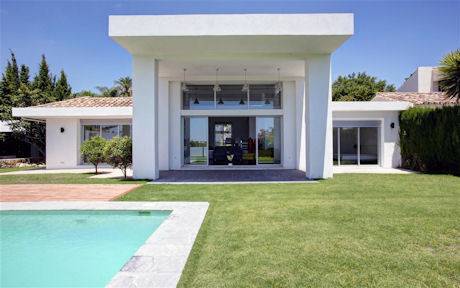 Moderne-villa-til-salg-Nueva-Andalucia-exterior