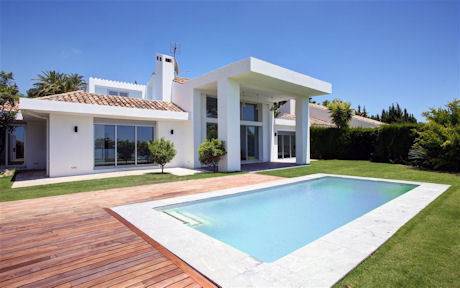 Moderne-villa-til-salg-Nueva-Andalucia-pool
