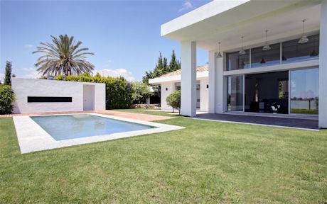 Moderne-villa-til-salg-Nueva-Andalucia-poolgarden