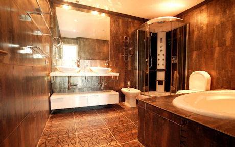 Moderne-villa-til-salg-Nueva-Andalucia-showerroom