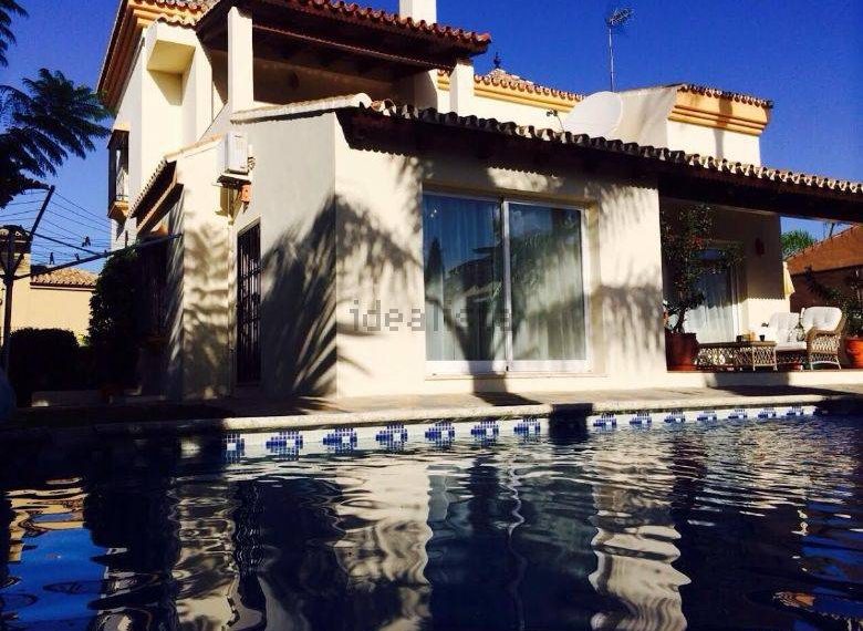 Rummelig-villa-til-salg-i-Nueva-Andalucia-poolswimming