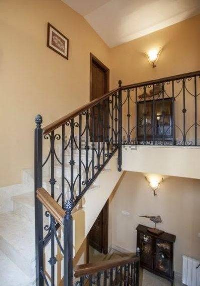 Rummelig-villa-til-salg-i-Nueva-Andalucia-stairs