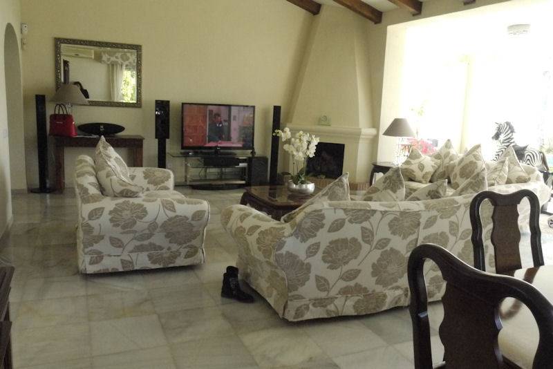 Rummelig-villa-til-salg-i-cabopino-livingroom
