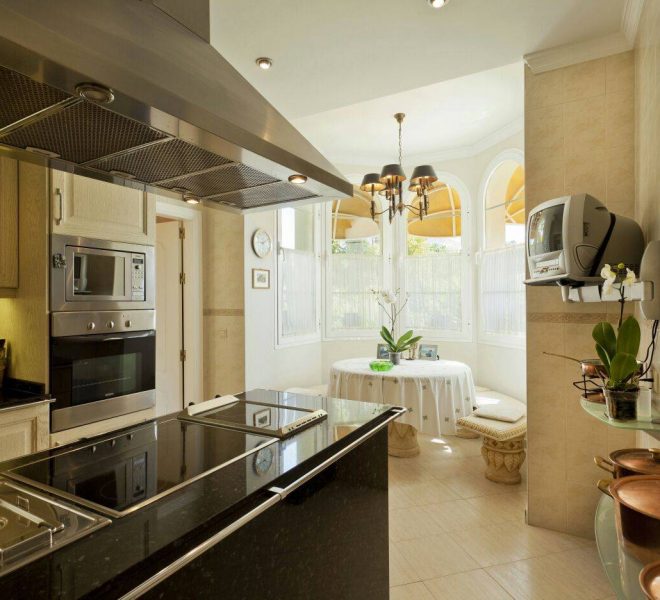 Smuk-villa-Golden-Mile-Marbella-kitchen