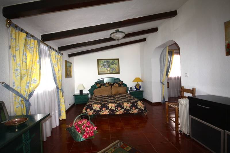 hermosa-villa-i-calahonda-til-salg-bedroom