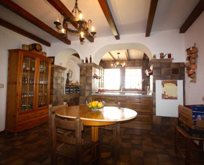 hermosa-villa-i-calahonda-til-salg-diningroom