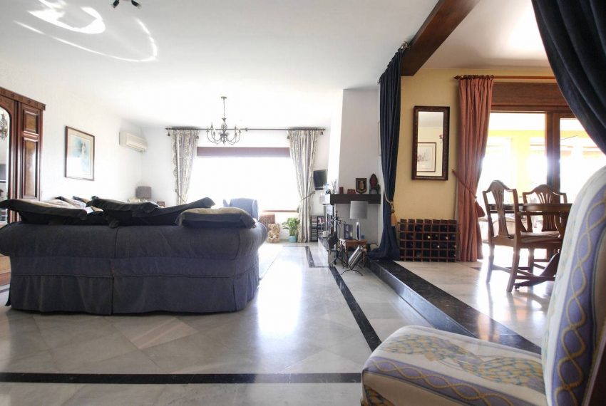 rustikke-villa-i-marbella-til-salg-livingroom1