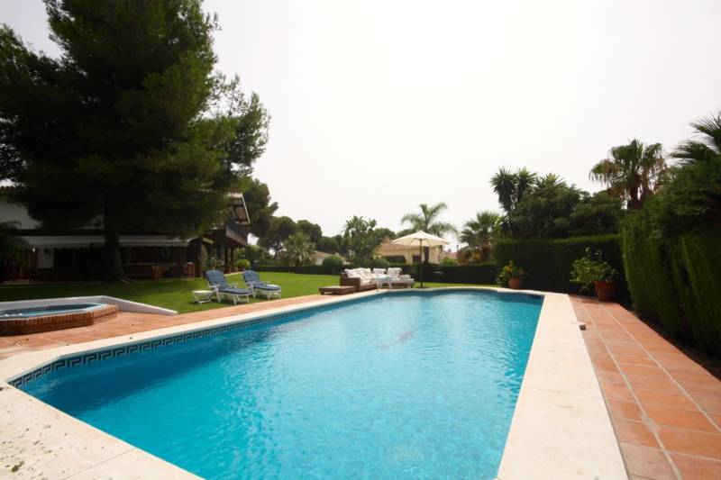 smuk-villa-til-salg-i-Calahonda-pool2