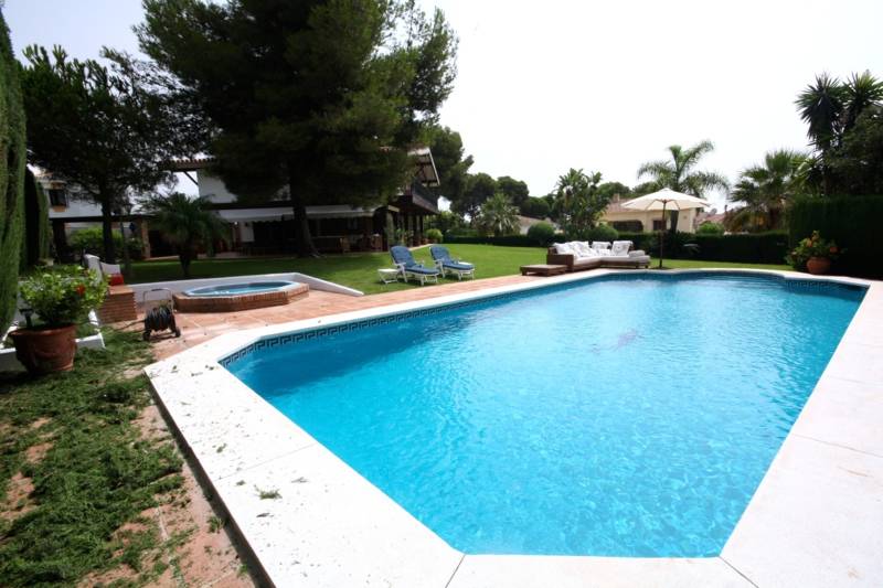smuk-villa-til-salg-i-Calahonda-pool3
