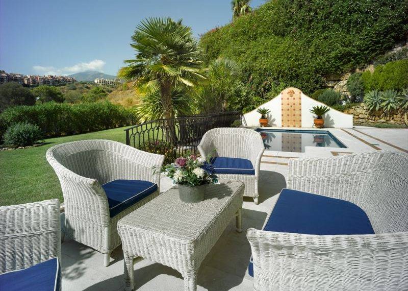 stunning-villa-til-salg-La-Quinta-chairs