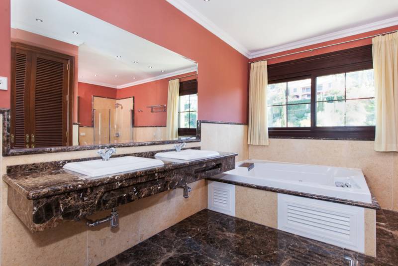 stunning-villa-til-salg-mijas-golf-bathroom