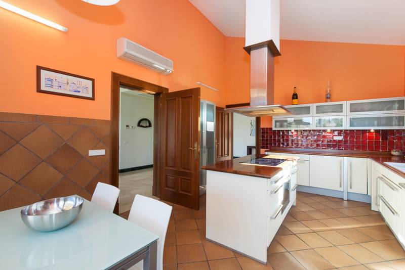 stunning-villa-til-salg-mijas-golf-kitchen2