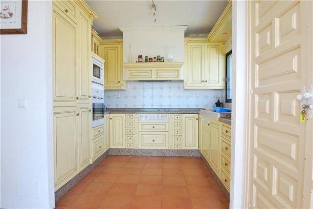 utrolig-villa-i-el-rosario-kitchen