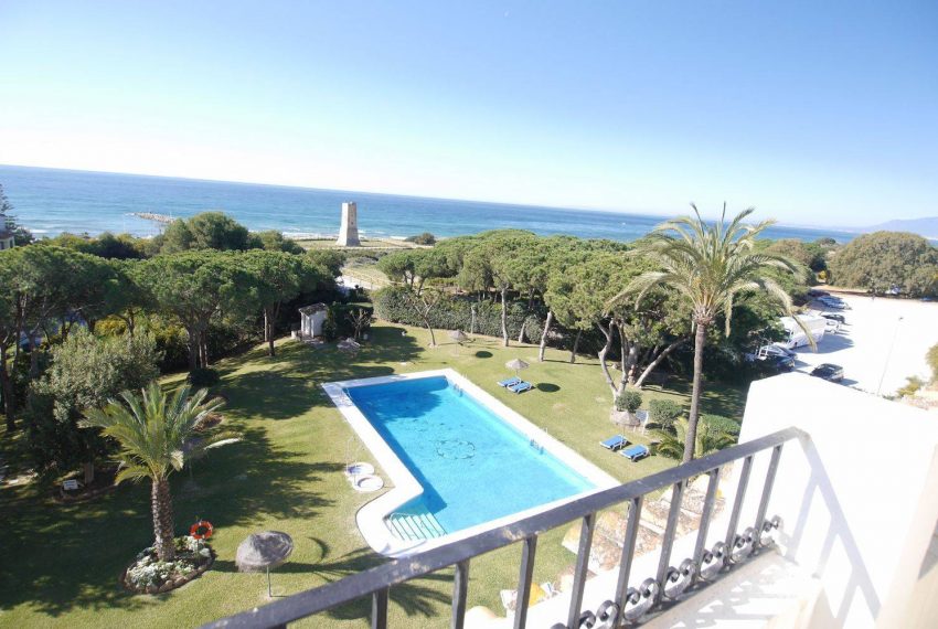 Penthouse-i-Cabopino-east-Marbella-til-salg-terrace-view