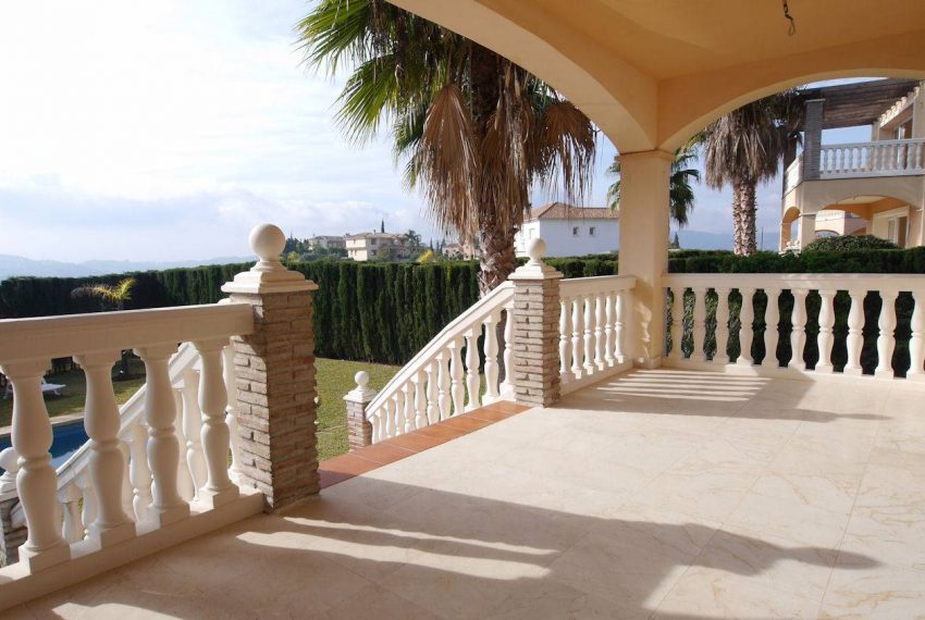 Smuk-Villa-i-Mijas-Golf-til-salg-verandah