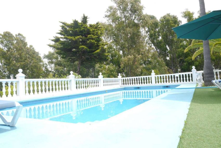 Vidunderlig-villa-til-salg-i-La-Cala-de-Mijas-pool