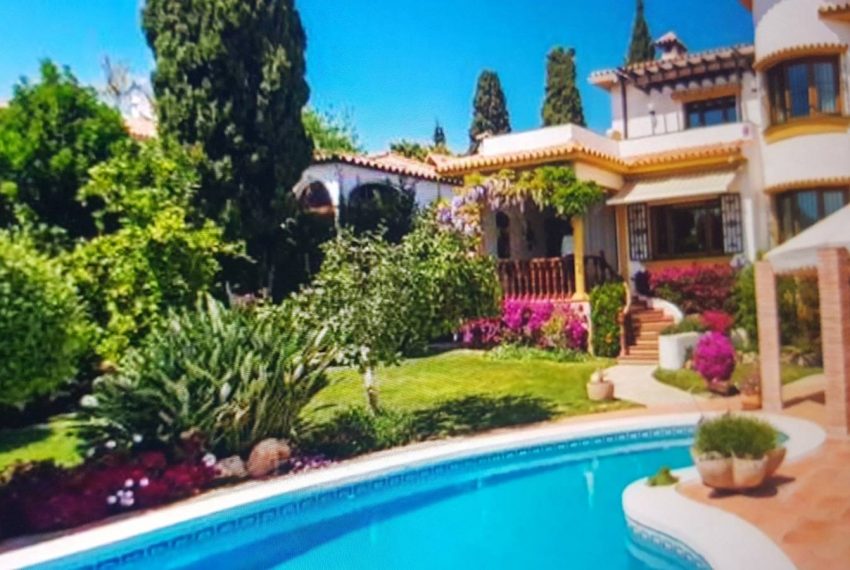 Villa-i-Rio-Real-Marbella-til-salg-pool