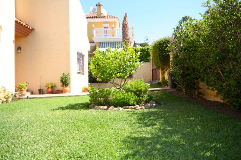 Villa-i-Riviera-del-Sol-til-salg-garden
