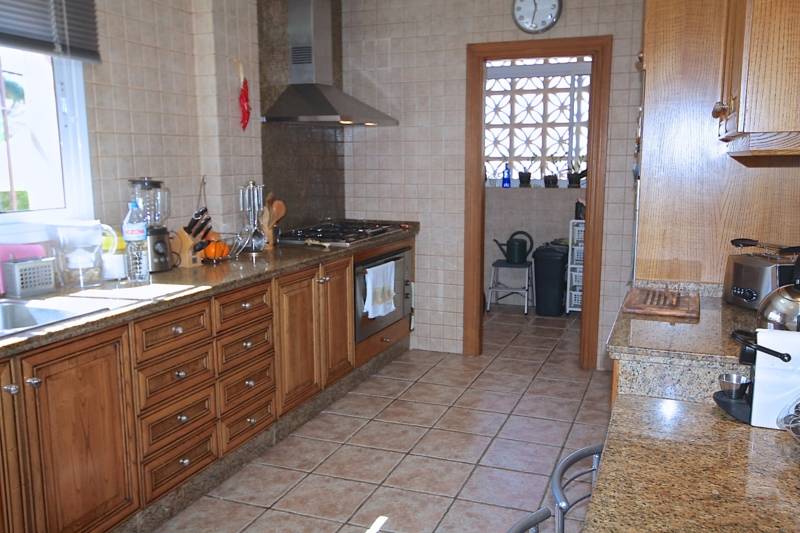 Villa-i-Riviera-del-Sol-til-salg-kitchen1