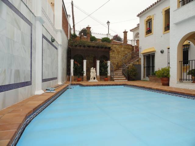 Villa-til-salg-i-El-Rosario-Marbella-poolcover