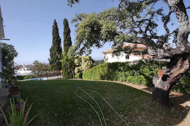 Villa-til-salg-i-Elviria-Marbella-garden1