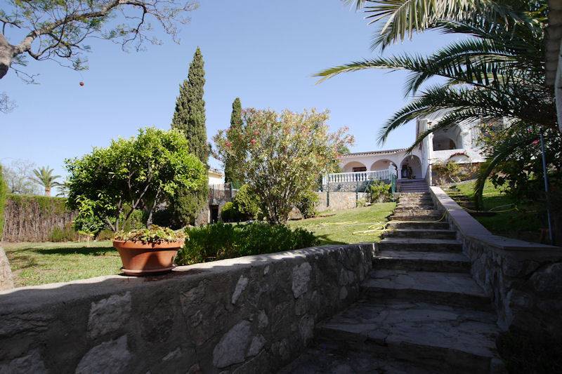 Villa-til-salg-i-Elviria-Marbella-garden5