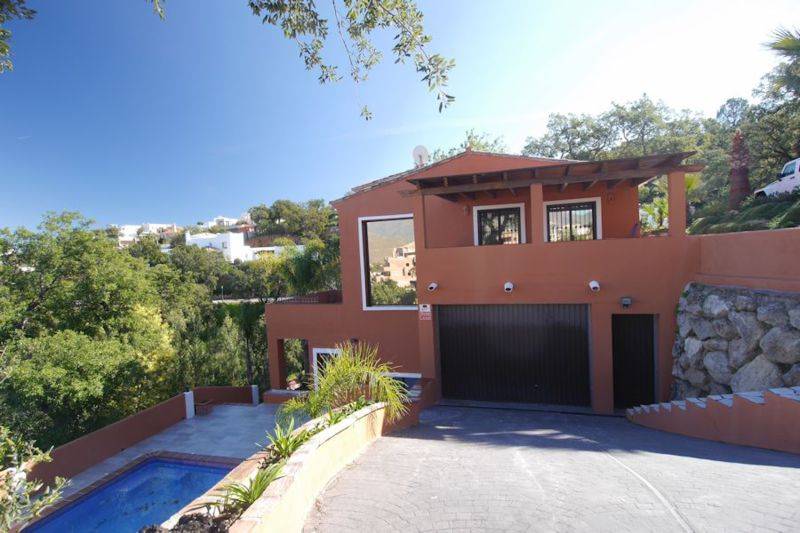 Villa-til-salg-i-Elviria-Marbella-pool1